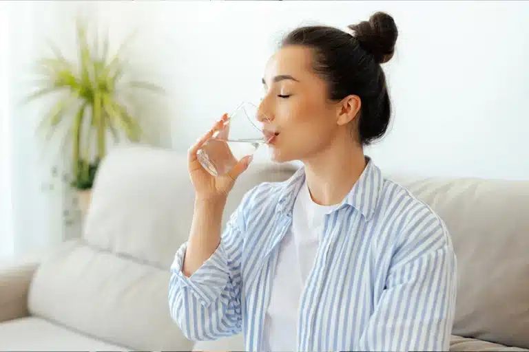 Perché bere più acqua migliora il benessere- i benefici di un’acqua sicura e di qualità